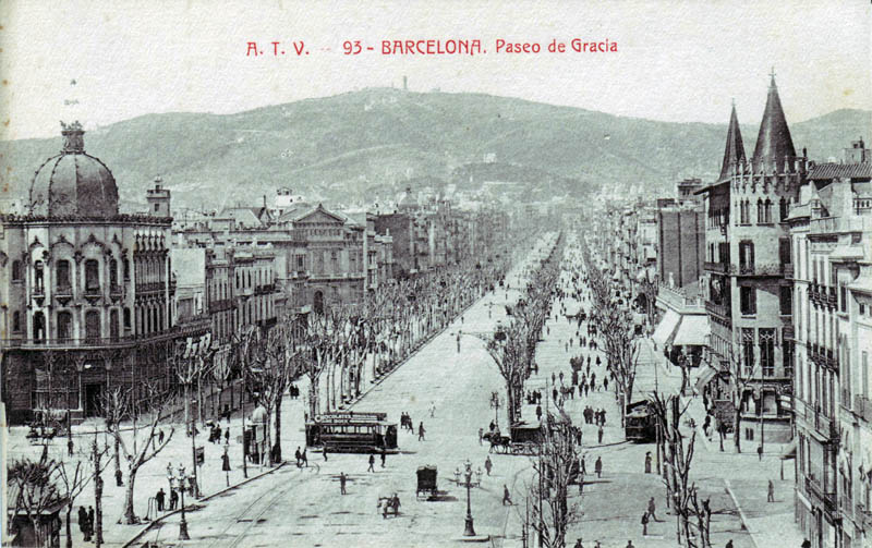 <p>El Passeig de Gracia es una de las avenidas más famosas y emblemáticas de Barcelona. Con una longitud de 1,5 km, se extiende desde la Plaza Cataluña hasta el barrio de Gracia.</p>
