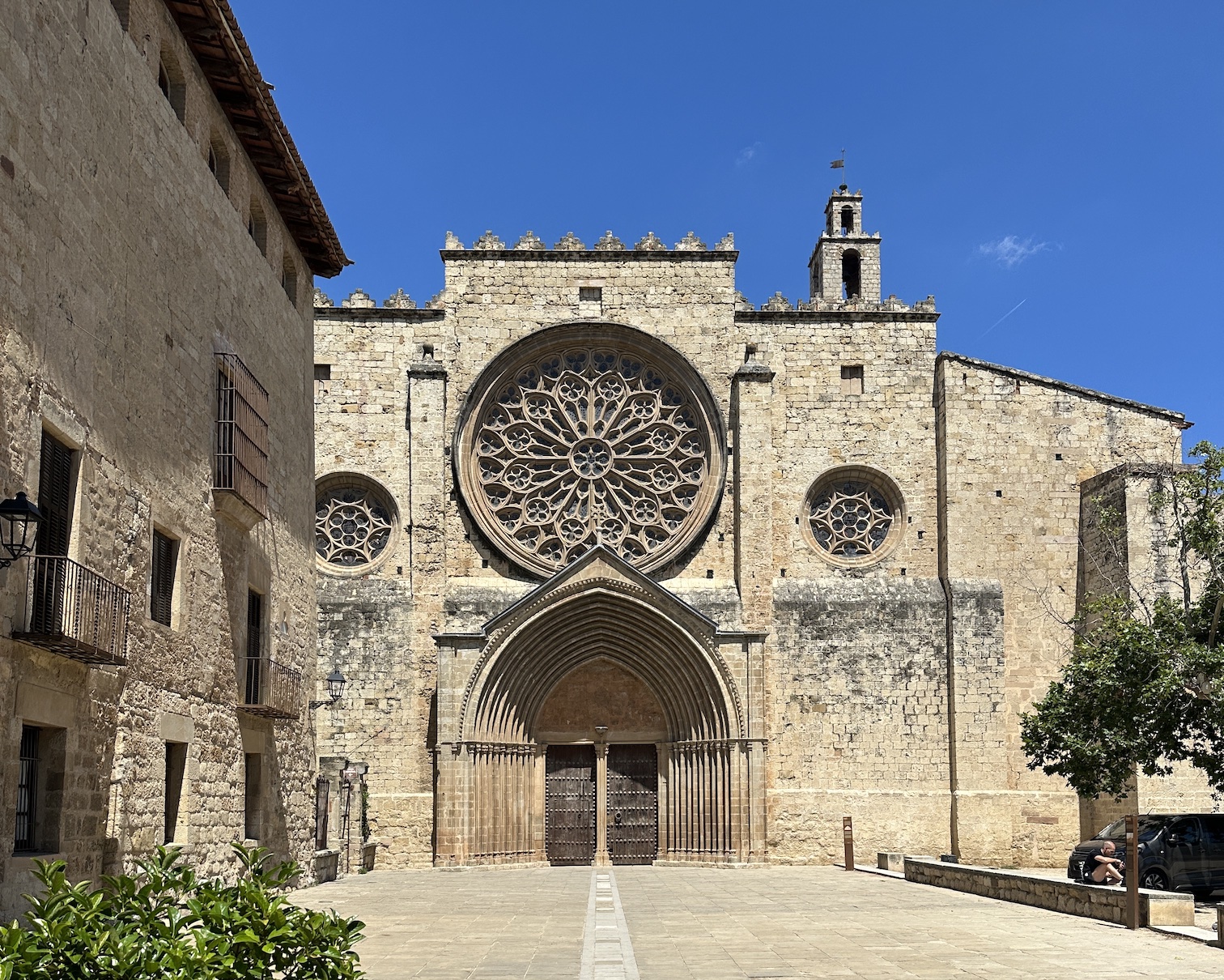 <p>Al otro lado de la Sierra de Collserola se encuentra una de las joyas arquitectónicas de Cataluña, el Monasterio Románico de Sant Cugat del Vallés. La excelente conexión de transporte público entre esta localidad y Barcelona convierte a Sant Cugat en una visita obligada para todos aquellos amantes de la arquitectura e historia medievales.</p>
