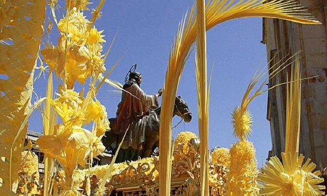 <p>Si te encuentras en Barcelona esta Semana Santa, presenciarás algunas tradiciones locales que están profundamente arraigadas en el tejido cultural de la ciudad. Desde las solemnes procesiones hasta los dulces tradicionales, la Pascua en Barcelona ofrece una mezcla de fervor religioso y celebración festiva.</p>
