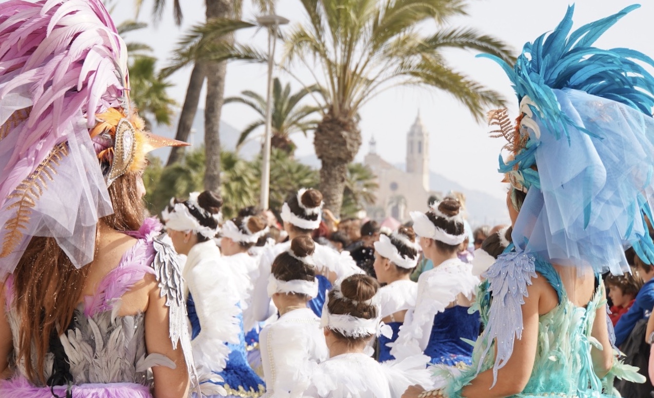 <p>¡El Carnaval de Sitges ya está aquí! Esta animada fiesta, una de las más esperadas del calendario en Cataluña, atrae a multitud de personas de todo el mundo. ¡No te pierdas la oportunidad de participar!</p>
