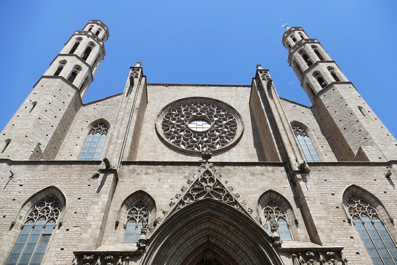 <p>El Born és, sens dubte, un dels barris amb més encant i alhora més moderns de Barcelona. Passejar pels seus estrets carrers, explorar les seves elegants botigues o gaudir dels seus nombrosos bars i restaurants et convida a submergir-te en la història més remota de la ciutat mentre descobreixes la seva faceta més avantguardista i cosmopolita.</p>
