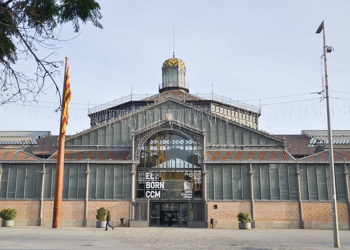 <p>El Born és, sens dubte, un dels barris amb més encant i alhora més moderns de Barcelona. Passejar pels seus estrets carrers, explorar les seves elegants botigues o gaudir dels seus nombrosos bars i restaurants et convida a submergir-te en la història més remota de la ciutat mentre descobreixes la seva faceta més avantguardista i cosmopolita.</p>
