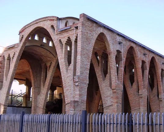 <p>Al otro lado de la Sierra de Collserola se encuentra una de las joyas arquitectónicas de Cataluña, el Monasterio Románico de Sant Cugat del Vallés. La excelente conexión de transporte público entre esta localidad y Barcelona convierte a Sant Cugat en una visita obligada para todos aquellos amantes de la arquitectura e historia medievales.</p>
