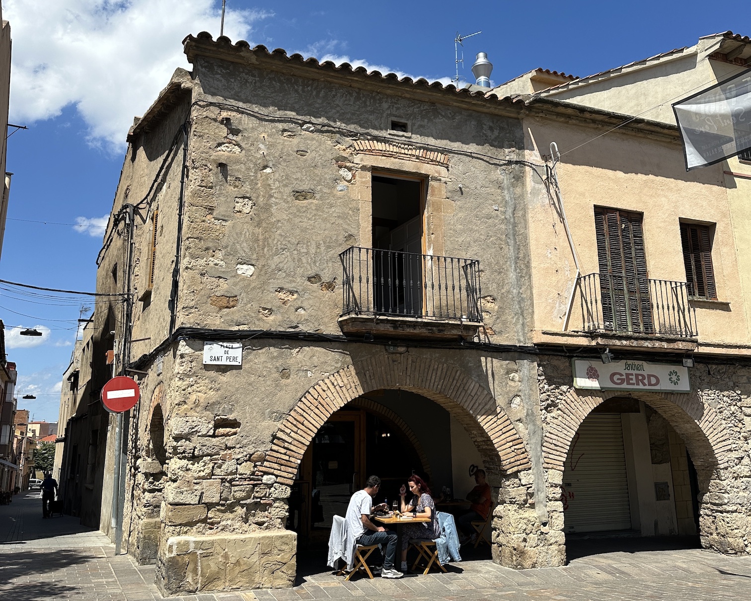 <p>Al otro lado de la Sierra de Collserola se encuentra una de las joyas arquitectónicas de Cataluña, el Monasterio Románico de Sant Cugat del Vallés. La excelente conexión de transporte público entre esta localidad y Barcelona convierte a Sant Cugat en una visita obligada para todos aquellos amantes de la arquitectura e historia medievales.</p>
