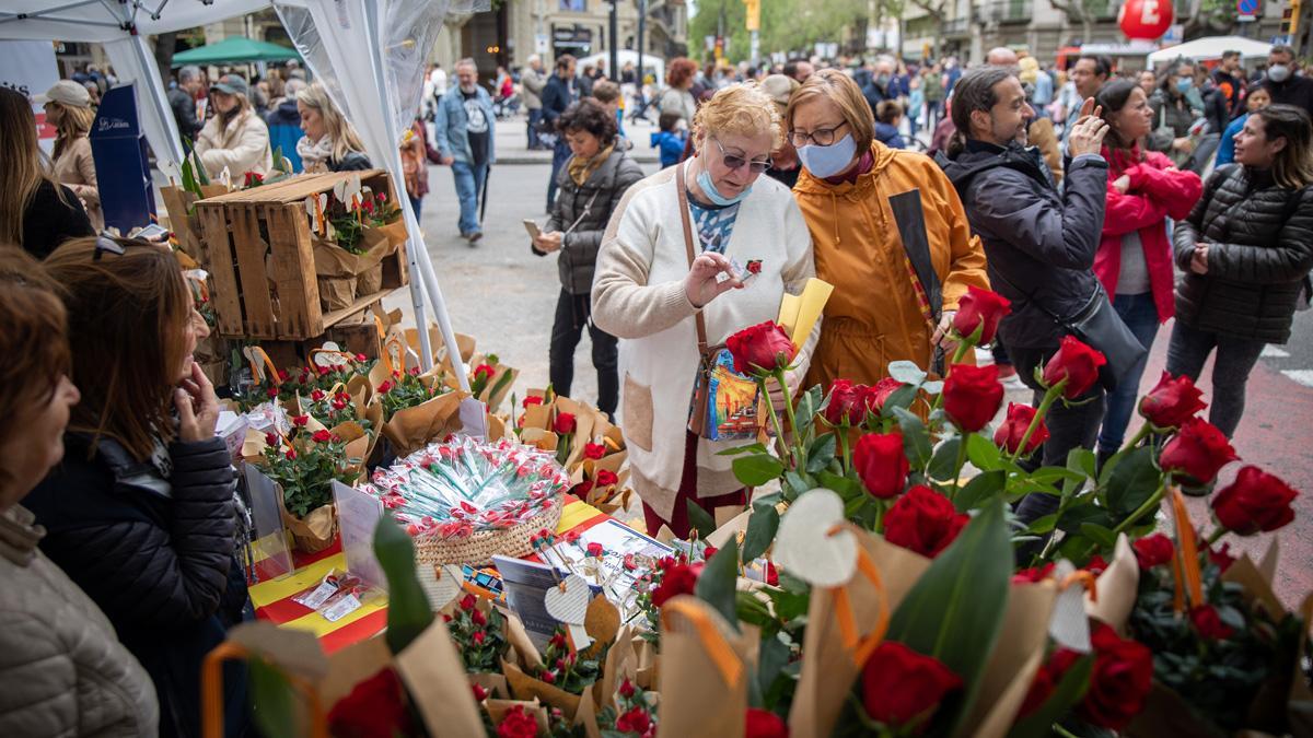 <p>En Cataluña, el 23 de abril se celebra el Día de Sant Jordi, una festividad que se ha convertido en una tradición cultural y literaria muy importante en la región. Pero, ¿de dónde viene esta celebración y cuál es la historia detrás de ella? En este artículo, te contamos la leyenda de Sant Jordi y cómo se ha convertido en un símbolo de la cultura catalana.</p>
