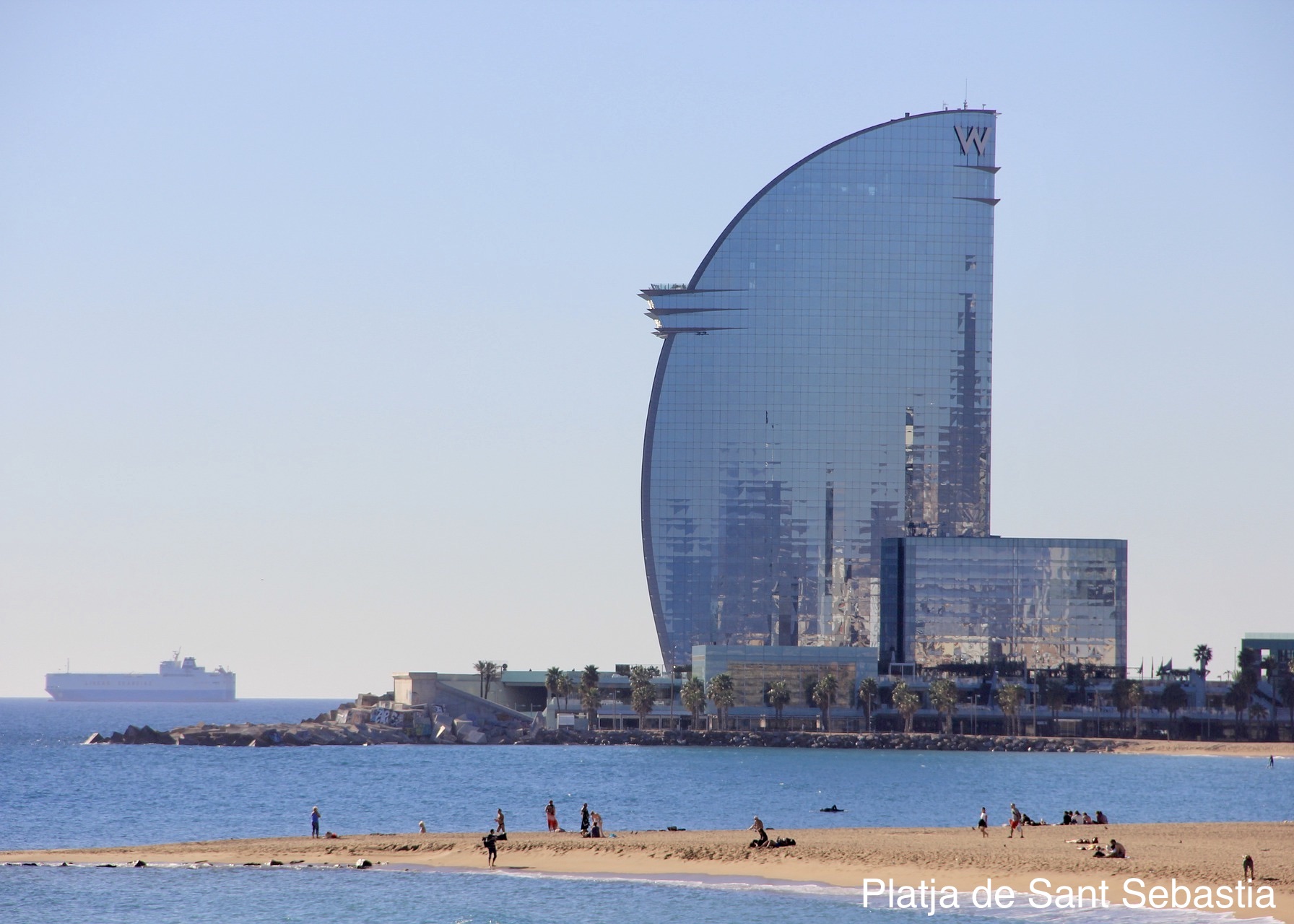 <p>Barcelona y sus localidades costeras cercanas ofrecen fantásticas opciones para los aficionados al naturismo. Desde la animada y accesible Playa de la Mar Bella hasta la serena y pintoresca Playa de l’Home Mort, hay playas nudistas para todos los gustos.</p>
