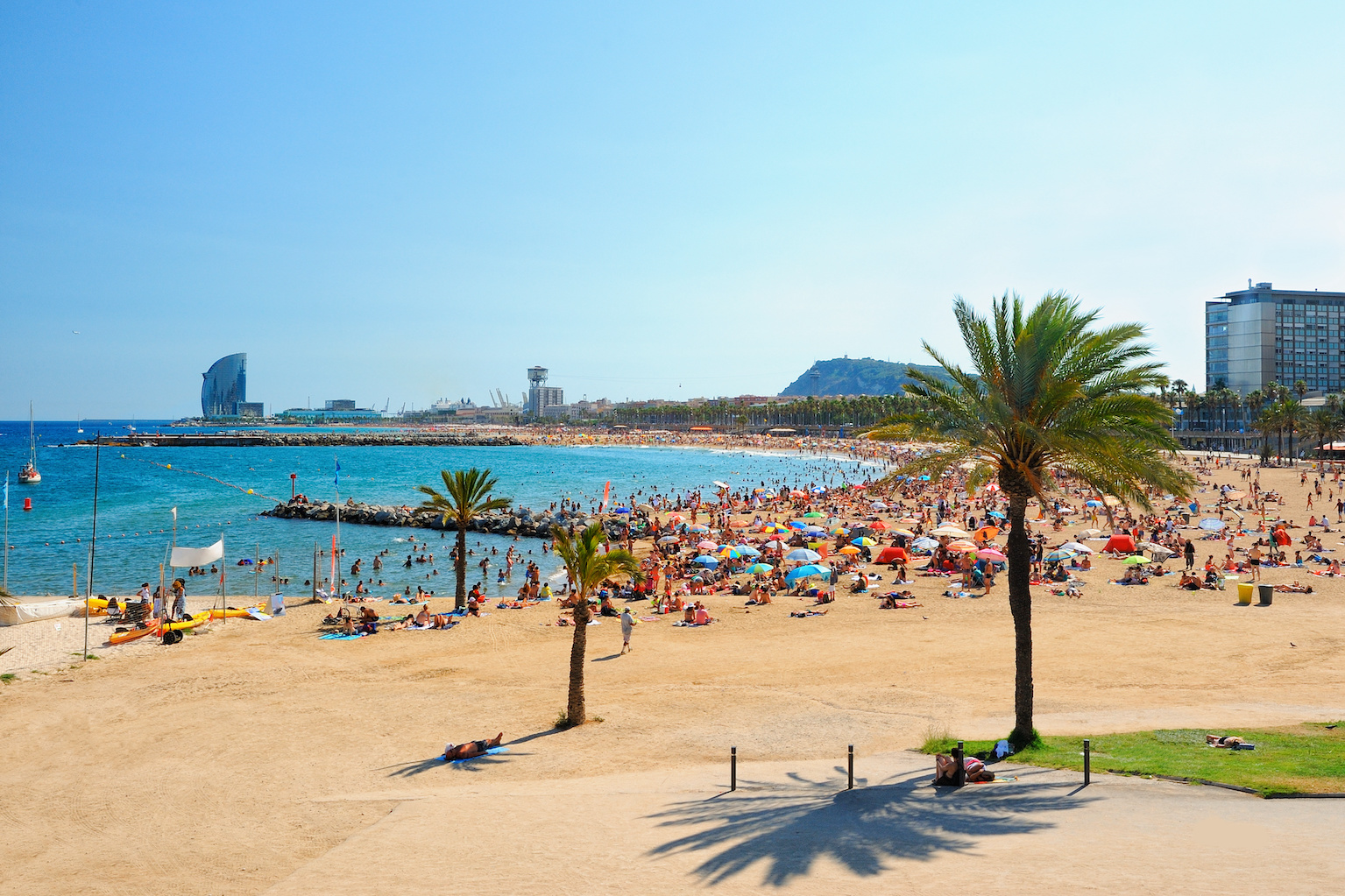 Las mejores playas de Barcelona para familias: sol, arena y diversión para todos