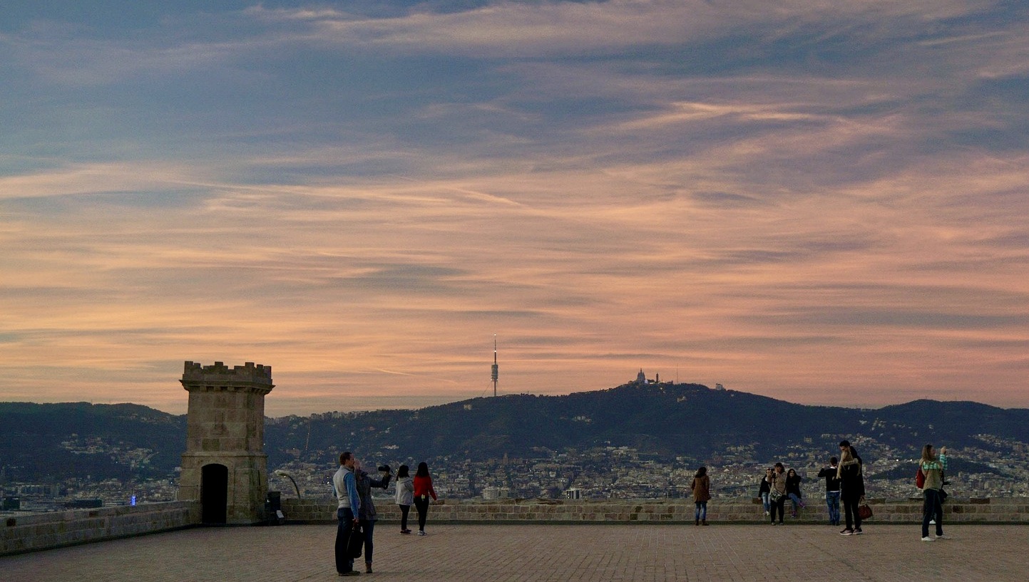 <p>Tanto si buscas aprender un poco de historia, dedicar una tarde a la cultura o simplemente disfrutar de unas vistas impresionantes, el Castillo de Montjuïc tiene mucho que ofrecerte.</p>
