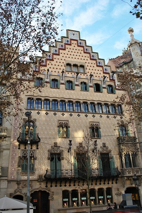 <p>El Modernismo catalán es mucho más que un estilo arquitectónico: es un movimiento que transformó la cultura y la identidad de Cataluña en un periodo de profunda renovación. Descubre cómo esta corriente artística, liderada por genios como Gaudí y Domènech i Montaner, marcó una época y dejó un legado que aún inspira al mundo.</p>
