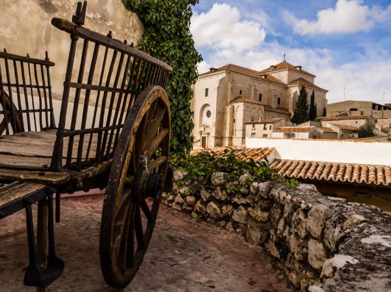 <p>A sólo 45 kilómetros al sureste de Madrid se encuentra uno de los pueblos más bonitos de España, Chinchón, una preciosa localidad enmarcada por viñedos y olivares llena de encanto histórico.</p>
