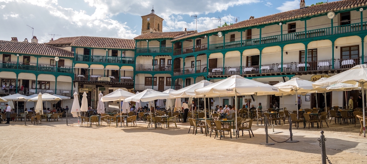 <p>A sólo 45 kilómetros al sureste de Madrid se encuentra uno de los pueblos más bonitos de España, Chinchón, una preciosa localidad enmarcada por viñedos y olivares llena de encanto histórico.</p>
