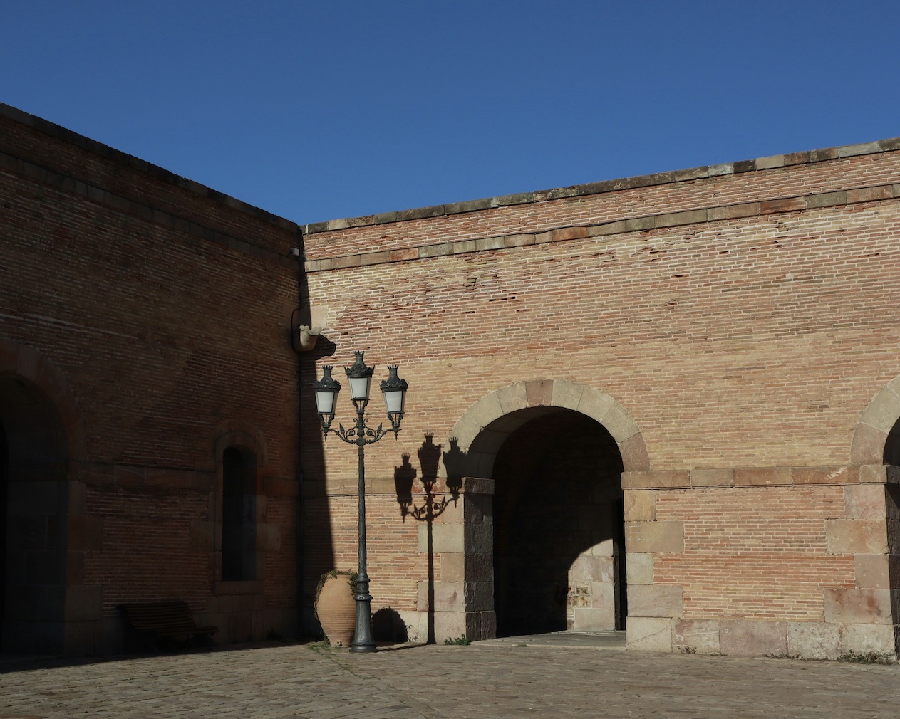 <p>Tanto si buscas aprender un poco de historia, dedicar una tarde a la cultura o simplemente disfrutar de unas vistas impresionantes, el Castillo de Montjuïc tiene mucho que ofrecerte.</p>
