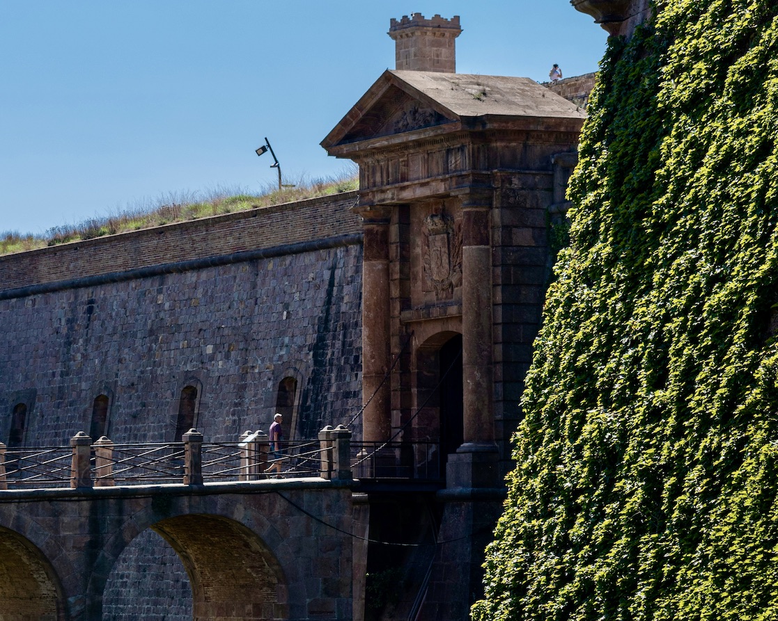 <p>Tanto si buscas aprender un poco de historia, dedicar una tarde a la cultura o simplemente disfrutar de unas vistas impresionantes, el Castillo de Montjuïc tiene mucho que ofrecerte.</p>
