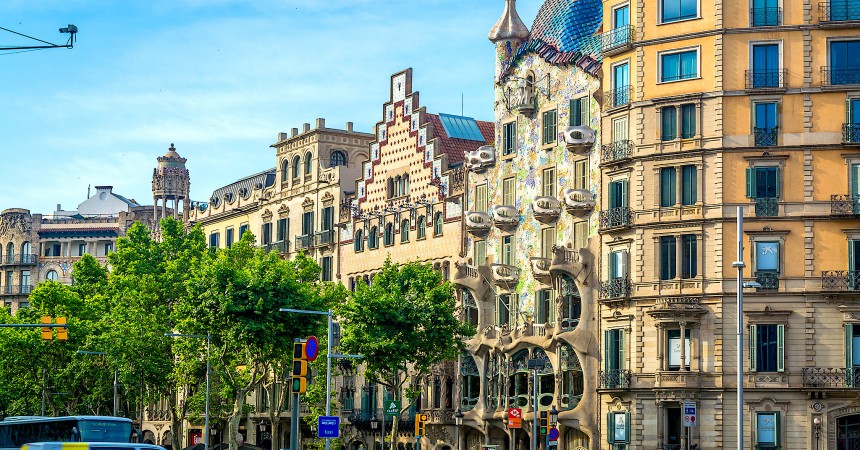 <p>El Passeig de Gracia es una de las avenidas más famosas y emblemáticas de Barcelona. Con una longitud de 1,5 km, se extiende desde la Plaza Cataluña hasta el barrio de Gracia.</p>
