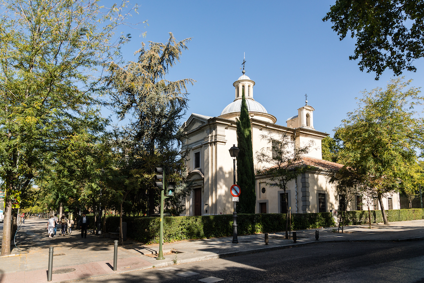 <p>Chamberí es un distrito que encapsula el encanto, la historia y la cultura de Madrid en un entorno más tranquilo y menos transitado. Visitar estos rincones de Chamberí te ofrece la oportunidad de vivir la ciudad como un madrileño más, lejos del ajetreo y el bullicio de las zonas turísticas más populares. Tanto si eres un entusiasta del arte, un aficionado a la gastronomía o simplemente buscas tranquilidad, Chamberí tiene algo que ofrecer a cada visitante.</p>
