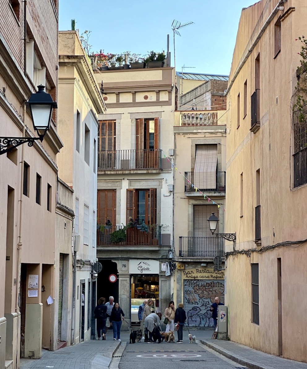 <p>El pintoresco barrio de Sarrià en Barcelona conserva su su distintiva personalidad y su encanto, y ha conseguido mantener un tranquilo ambiente de pueblo en medio de la bulliciosa ciudad.</p>
