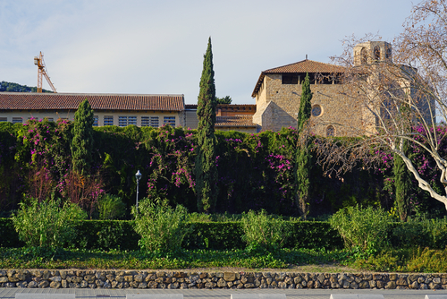 <p>Nestled in the heart of Pedralbes, Barcelona's most affluent district, lies the Royal Monastery of St Mary of Pedralbes. This magnificent architectural complex, rooted in history, is a testament to the grandeur of Catalan Gothic design and the region's rich cultural tapestry.</p>
