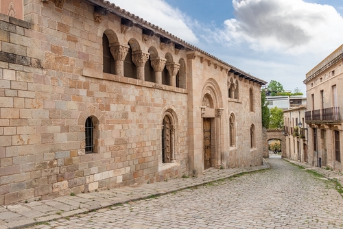 <p>Nestled in the heart of Pedralbes, Barcelona's most affluent district, lies the Royal Monastery of St Mary of Pedralbes. This magnificent architectural complex, rooted in history, is a testament to the grandeur of Catalan Gothic design and the region's rich cultural tapestry.</p>
