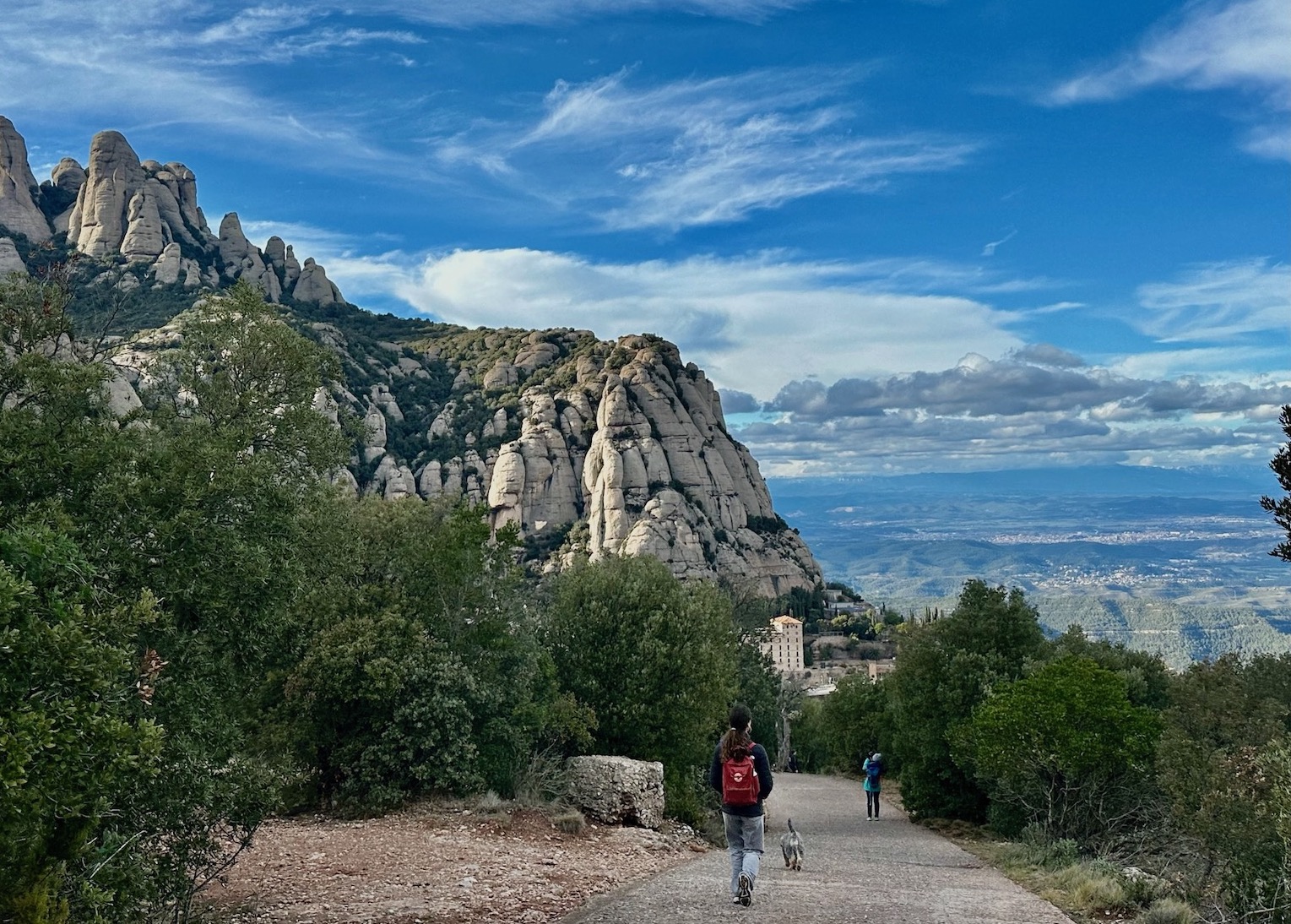 <p>Descubre la belleza natural que rodea Barcelona con nuestras recomendaciones de rutas de senderismo para esta primavera. Desde las vistas panorámicas del Parque Natural de Collserola hasta los paisajes impresionantes del Parque Natural del Montnegre i el Corredor, los alrededores de Barcelona tienen mucho que ofrecer a los amantes de la naturaleza.</p>
