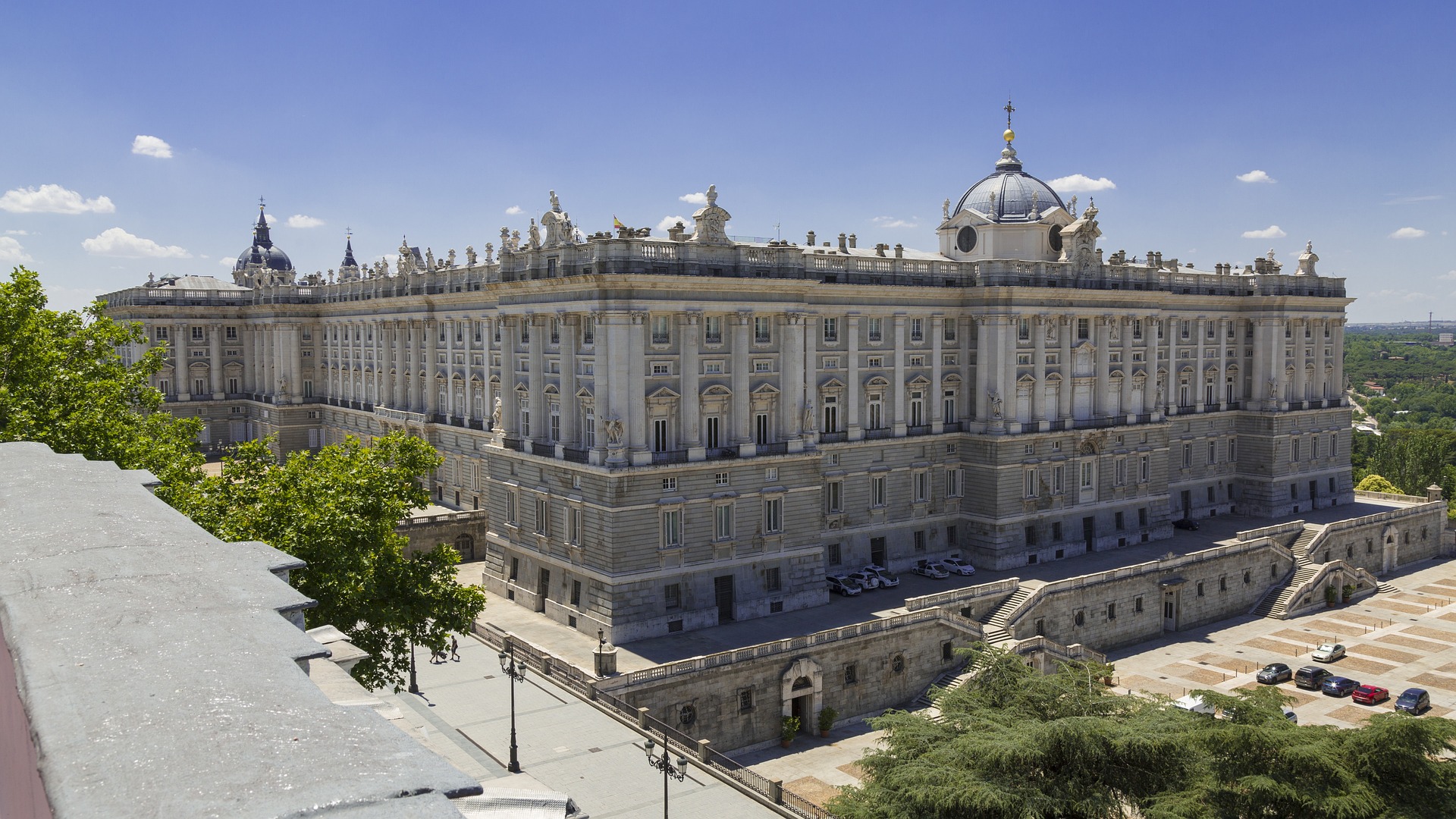 <p>Déjate sorprender por estos aspectos menos conocidos de Madrid, la capital de España, un destino maravilloso que ofrece una arquitectura impresionante, museos de renombre mundial, una rica historia y una animada vida nocturna vibrante.</p>
