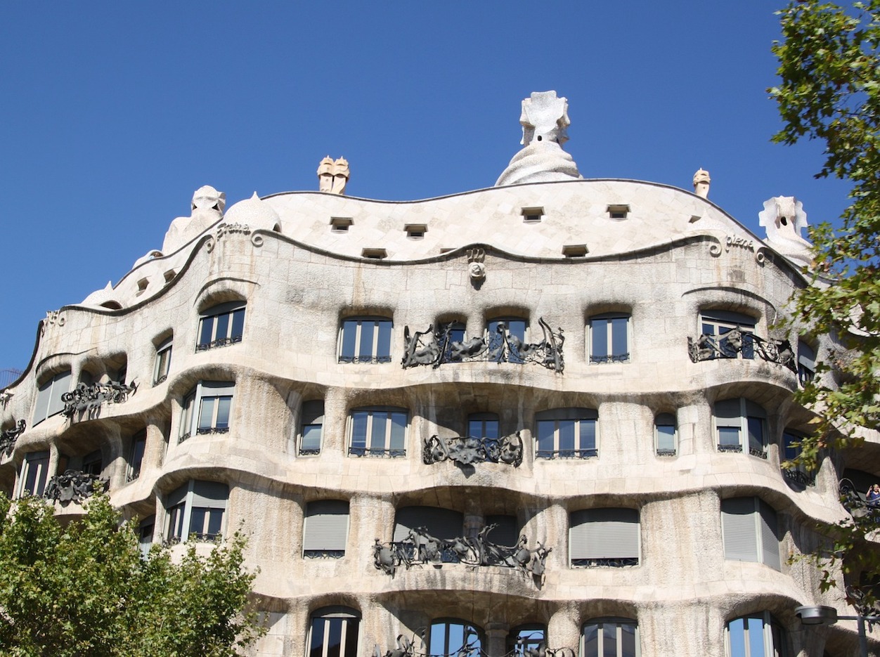 <p>Barcelona, ciutat coneguda per la seva vitalitat artística, fou llar d'un dels arquitectes més enigmàtics de la història: Antoni Gaudí. Els seus dissenys poc convencionals i imaginatius han deixat una empremta inesborrable al paisatge de la ciutat, atraient viatgers de tot el món a experimentar la màgia de les seves creacions.</p>
