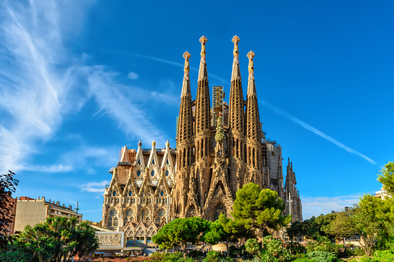 <p>Barcelona, ciutat coneguda per la seva vitalitat artística, fou llar d'un dels arquitectes més enigmàtics de la història: Antoni Gaudí. Els seus dissenys poc convencionals i imaginatius han deixat una empremta inesborrable al paisatge de la ciutat, atraient viatgers de tot el món a experimentar la màgia de les seves creacions.</p>
