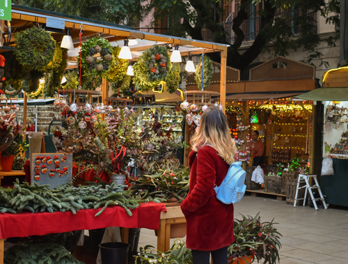 <p>Descubre la Fira de Santa Llúcia en Barcelona, un mercado navideño que perdura desde 1786. Situada frente a la Catedral, esta querida tradición barcelonesa atrae a los visitantes con sus variados puestos, donde se pueden encontrar todos los elementos esenciales para montar el tradicional belén, decoraciones navideñas, artesanías únicas e instrumentos musicales típicos de estas fiestas. Con más de dos siglos de historia, la feria invita a todos a disfrutar del espíritu de la Navidad en el corazón de la ciudad.</p>
