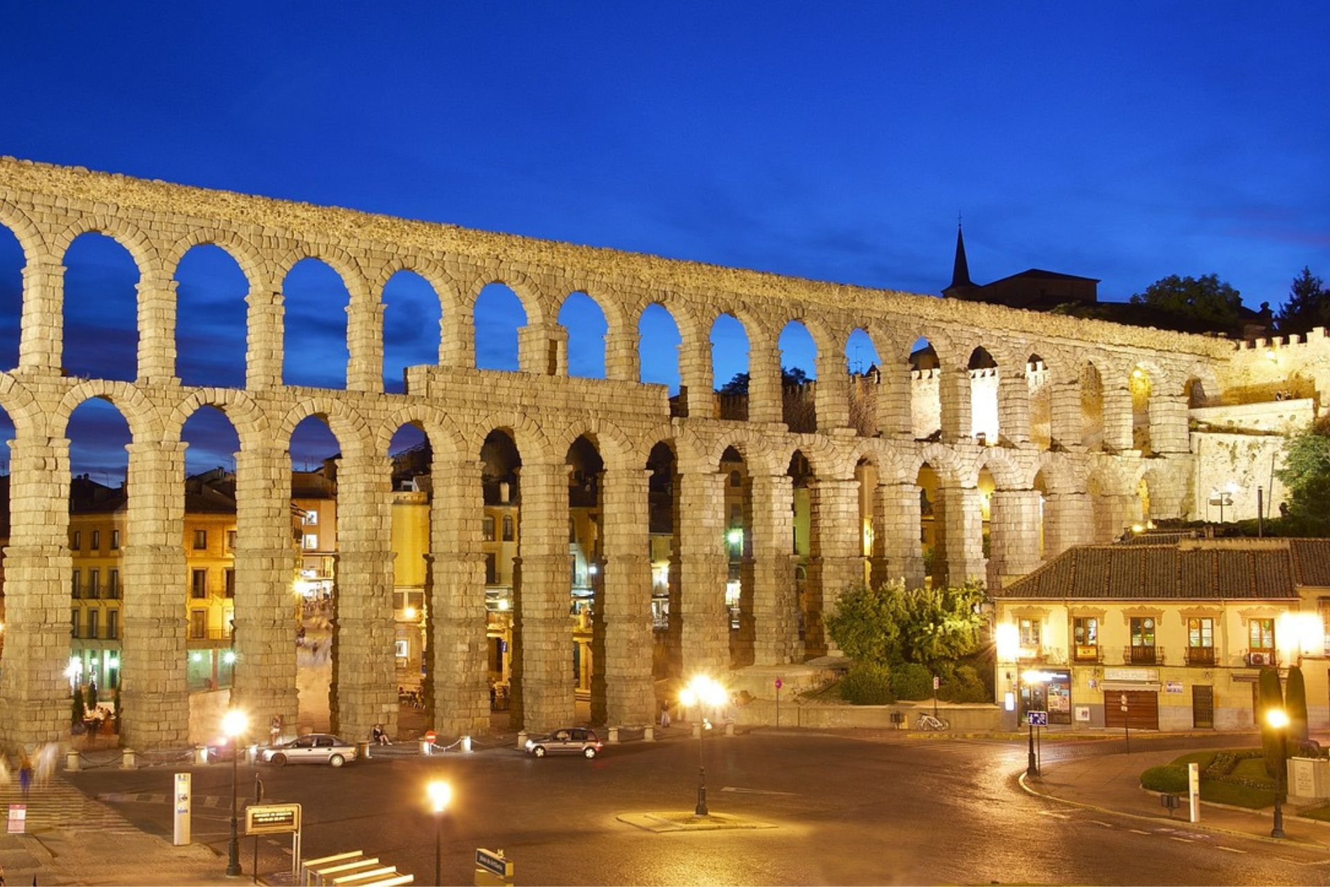 <p>Descobreix els tresors que es troben a un pas de Madrid amb excursions de dia amb transport públic. Exploreu ciutats medievals, llocs històrics i meravelles naturals que posen de relleu la diversitat del tapís espanyol, tot a un dia de distància del bulliciós cor de la capital.</p>
