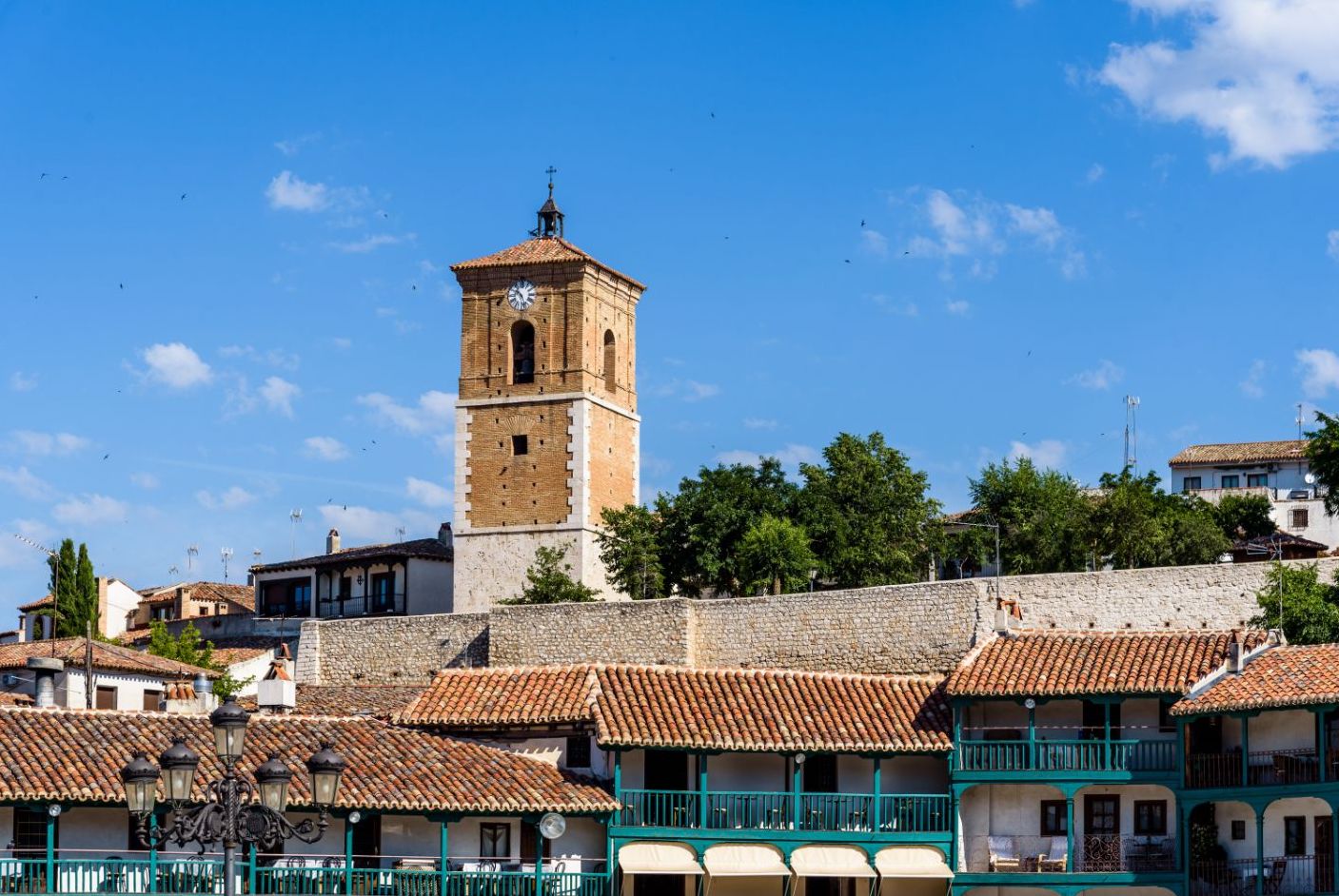 <p>A sólo 45 kilómetros al sureste de Madrid se encuentra uno de los pueblos más bonitos de España, Chinchón, una preciosa localidad enmarcada por viñedos y olivares llena de encanto histórico.</p>
