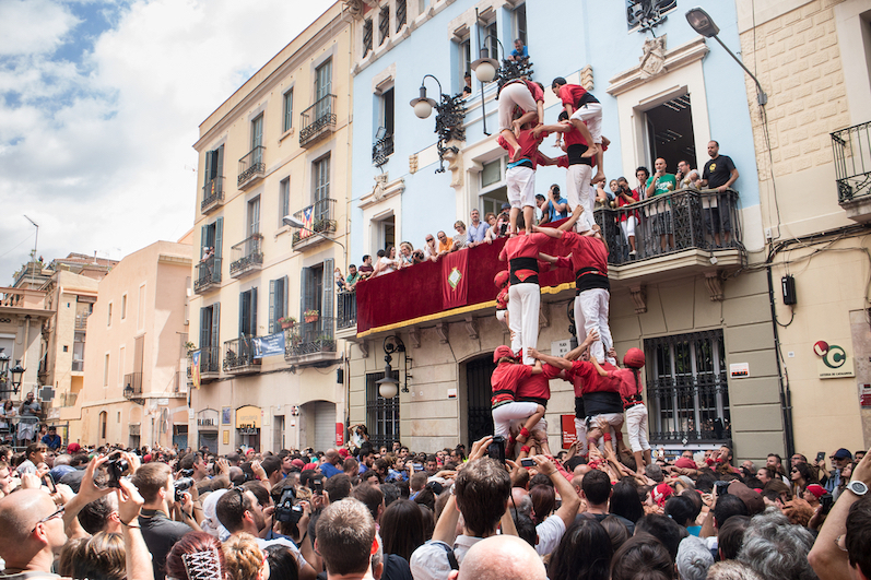 <p>Experience the magic of the Festes de Gràcia this August, a week in which Barcelona's Gràcia neighbourhood becomes a canvas full of colour, creativity and community spirit. Step into a world where the streets become art galleries, popular culture takes centre stage, and tradition dances with modernity, offering a unique glimpse into the soul of this dynamic district.</p>
