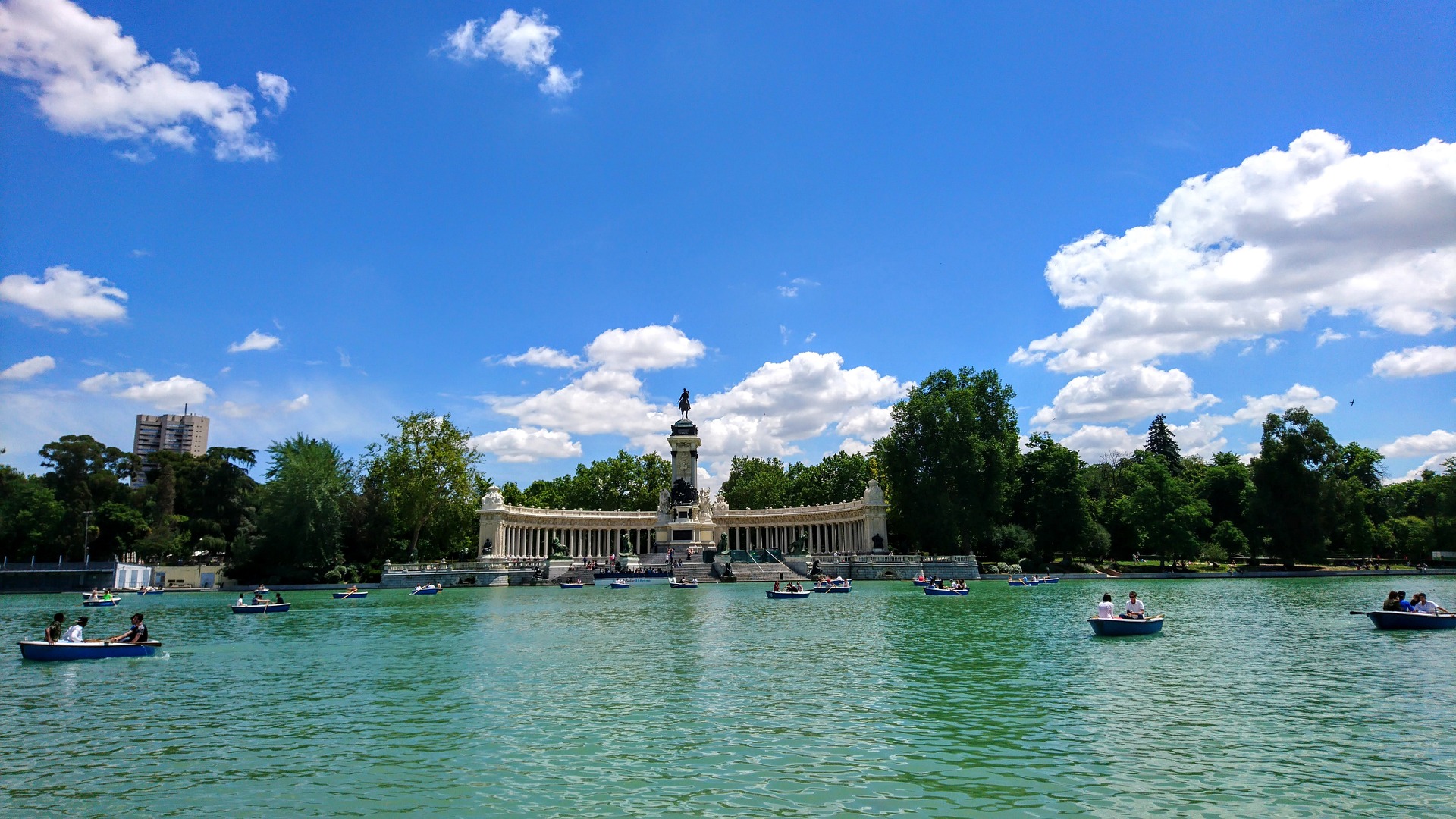 <p>Descubre el encanto del oasis urbano de Madrid: El Parque del Retiro. Este hermoso parque, que abarca 142 hectáreas, atrae numerosos visitantes con su ambiente sereno y sus variadas atracciones. Desde paseos tranquilos a aventuras en bote de remos en el lago, El Retiro es el lugar perfecto para escaparse del ajetreo y bullicio de la capital.</p>
