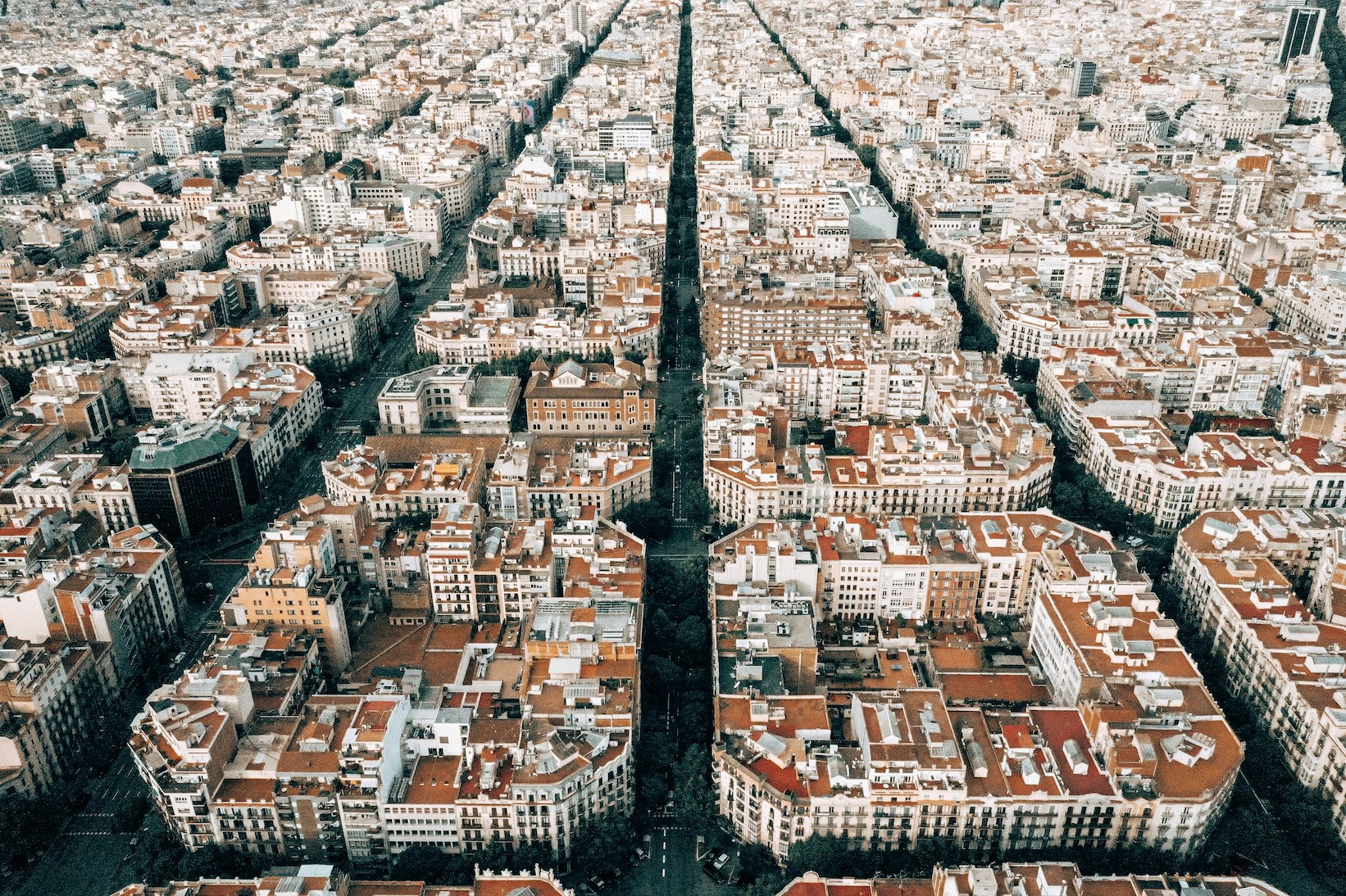 <p>Le quartier de l’Eixample à Barcelone est l’un des plus emblématiques et célèbres de la ville. Connu pour son design en quadrillage unique, ses larges boulevards et son architecture moderniste impressionnante, l’Eixample représente une combinaison harmonieuse de croissance historique et de vie moderne.</p>
