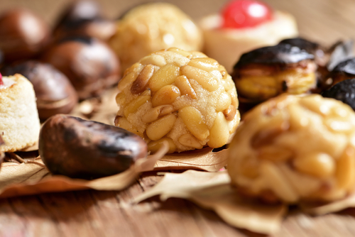 <p>Les panellets, bien que très simples à préparer, contiennent des siècles de tradition et de culture dans chaque bouchée. En les préparant, vous ne vous contentez pas de déguster un délicieux dessert, vous perpétuez également l'une des coutumes les plus appréciées de Catalogne.</p>
