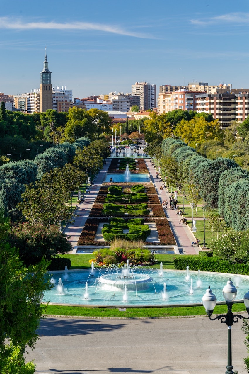 <p>Descubre el encanto del oasis urbano de Madrid: El Parque del Retiro. Este hermoso parque, que abarca 142 hectáreas, atrae numerosos visitantes con su ambiente sereno y sus variadas atracciones. Desde paseos tranquilos a aventuras en bote de remos en el lago, El Retiro es el lugar perfecto para escaparse del ajetreo y bullicio de la capital.</p>
