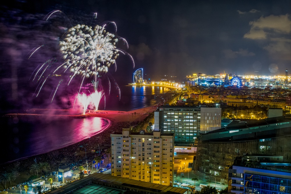 <p>Connue pour ses feux de joie, ses feux d'artifice et ses rituels traditionnels, cette fête marque le solstice d'été et est l'occasion d'accueillir la saison estivale avec joie et magie.</p>
