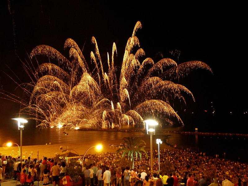 <p>Coneguda per les fogueres, focs artificials i rituals tradicionals, aquesta festivitat marca el solstici d'estiu i és una oportunitat per donar la benvinguda a la temporada estival amb alegria i màgia.</p>
